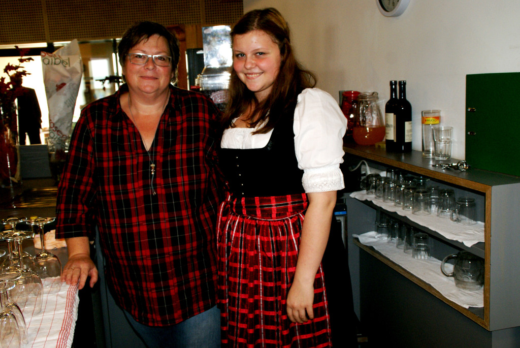 Karin und Lisa-Marie sorgten f__rs  leibliche Wohl der G__ste.JPG