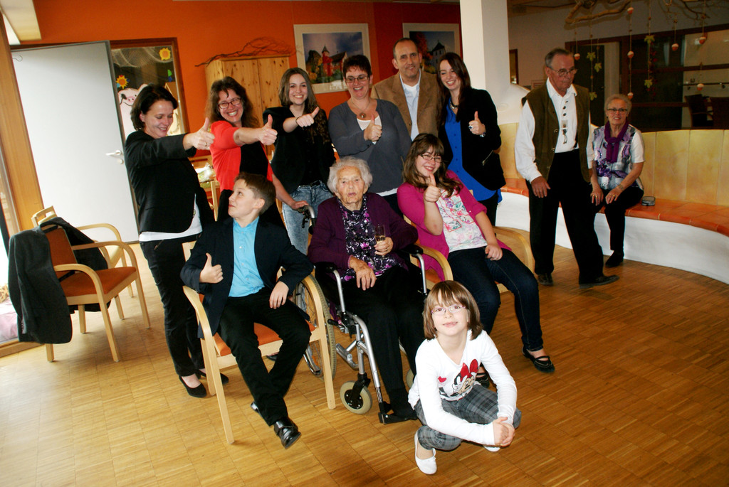 Karoline Strobl im Kreise ihrer Familie.JPG