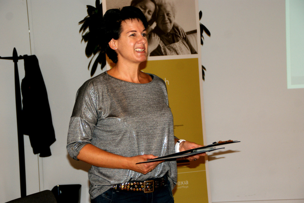 Silvia Benz begr____te die G__ste.JPG