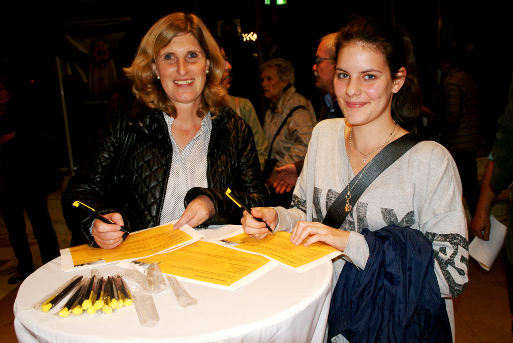 Birgitte und Natalie machen mit.JPG