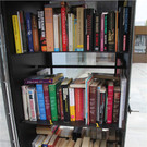 Ein prall gefüllter Bücherschrank