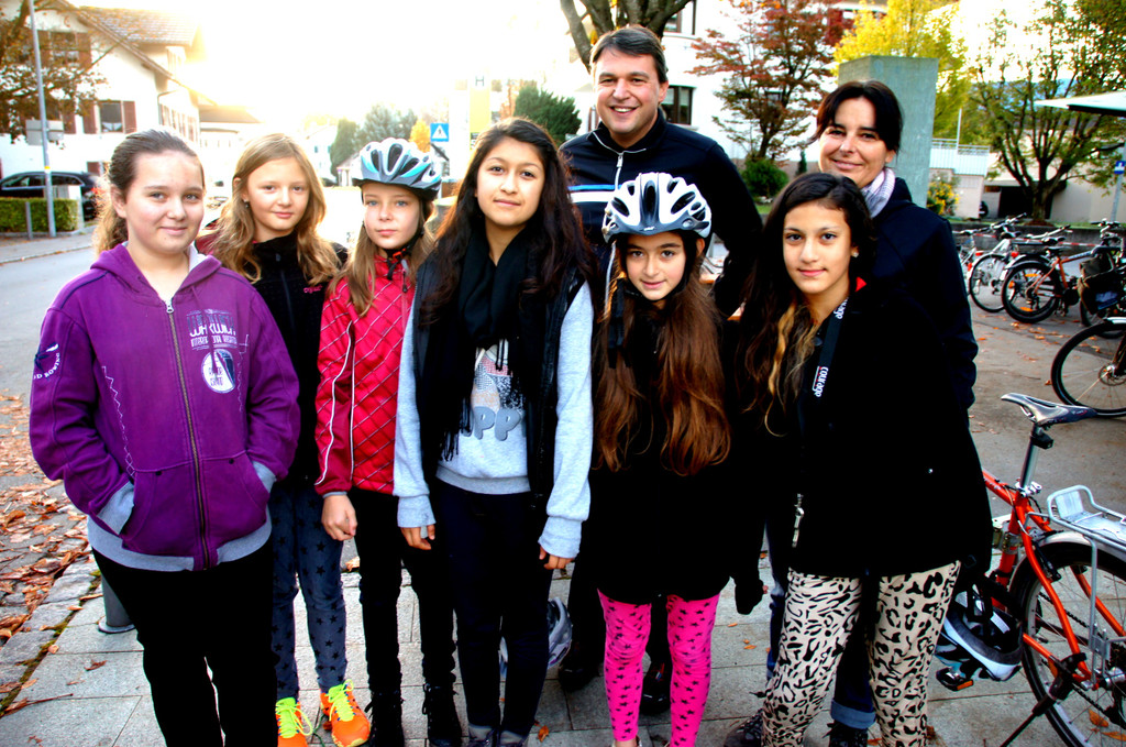 # Titelbild _07_ Kurt Fischer_ Doris K__nig und die Sch__lerinnen der MS-Rheindorf.JPG