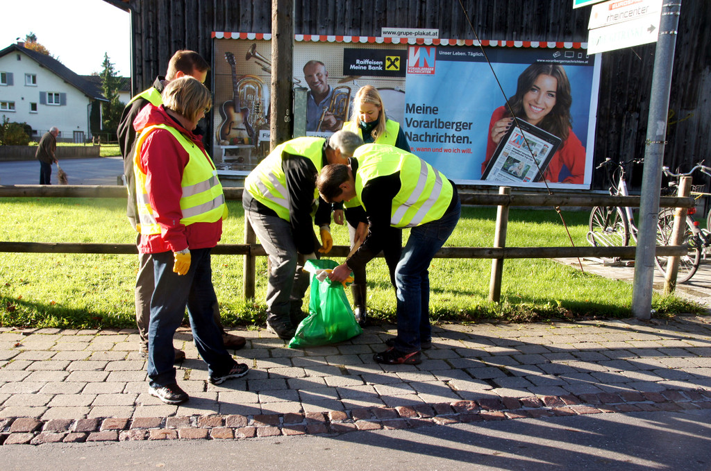 Die Gemeindevertreter gingen mit gutem Beispiel voran_.JPG