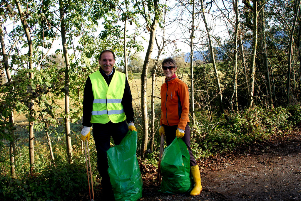 Dietmar Haller mit seiner Nachbarin Ingrid - der Verkehrs GR hat Dinge gefunden_ das glaubt man nicht_.JPG