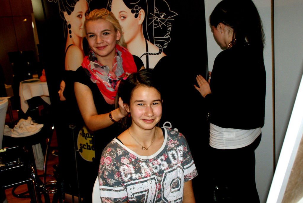 Anna beim Fris__r.JPG