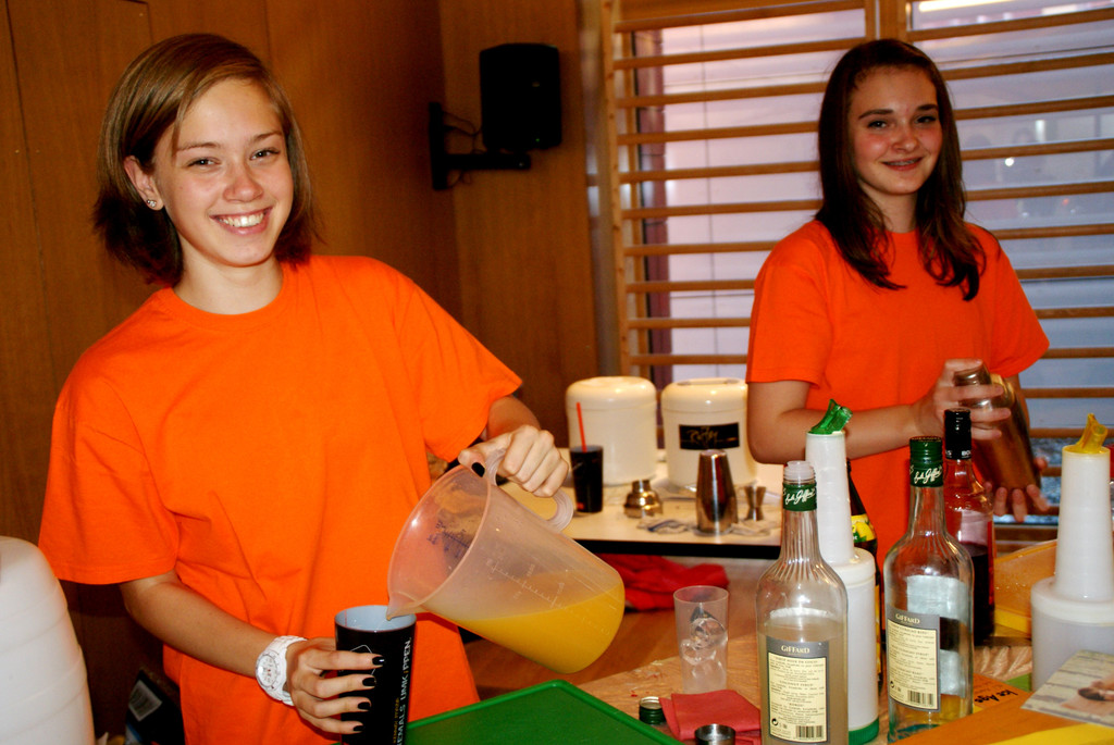 Sarah und Lea_ Kennidi Drinks von der Off_ Jugendarbeit Altach.JPG