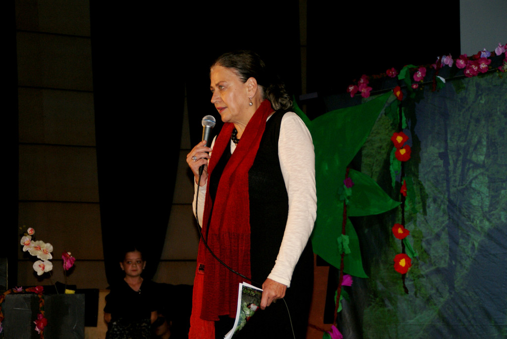 Maria Bauer-Debois begr____te die G__ste.JPG