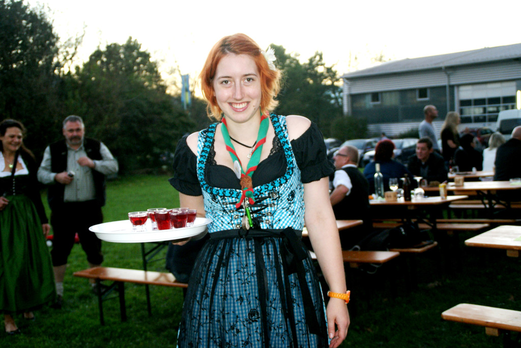 Bettina mit dem Schnapserl danach.JPG