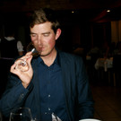 Andreas Gsellmann probiert ein edles Tr__pfchen.JPG