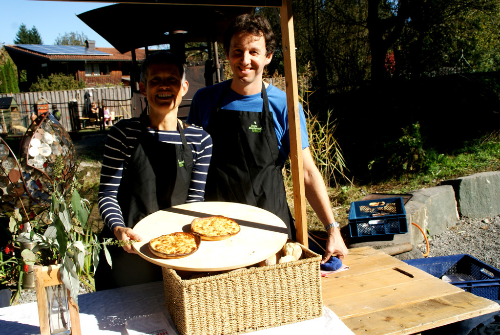 Eva und Stefan Vonier mit feinsten K__sfladen.JPG