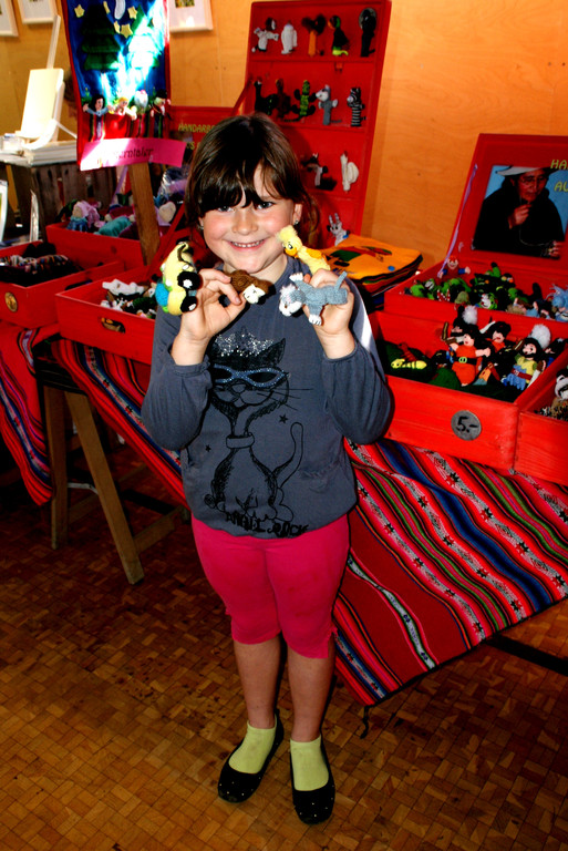 Franka mit Fingerfiguren aus Bolivien.JPG