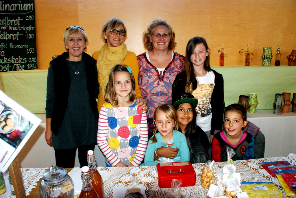 v_li_ Sabine_ Sarah und Marion_ die M__tter halfen flei__ig mit.JPG