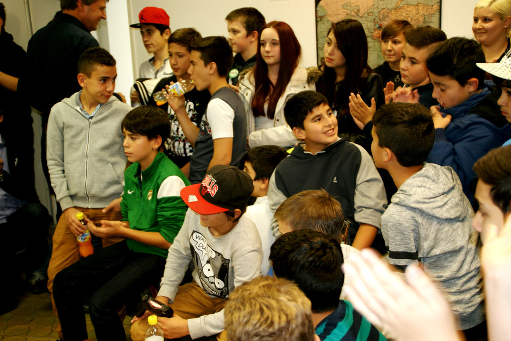 An die 100 Jugendlichen kamen zur Er__ffnung.JPG