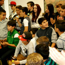 An die 100 Jugendlichen kamen zur Er__ffnung.JPG