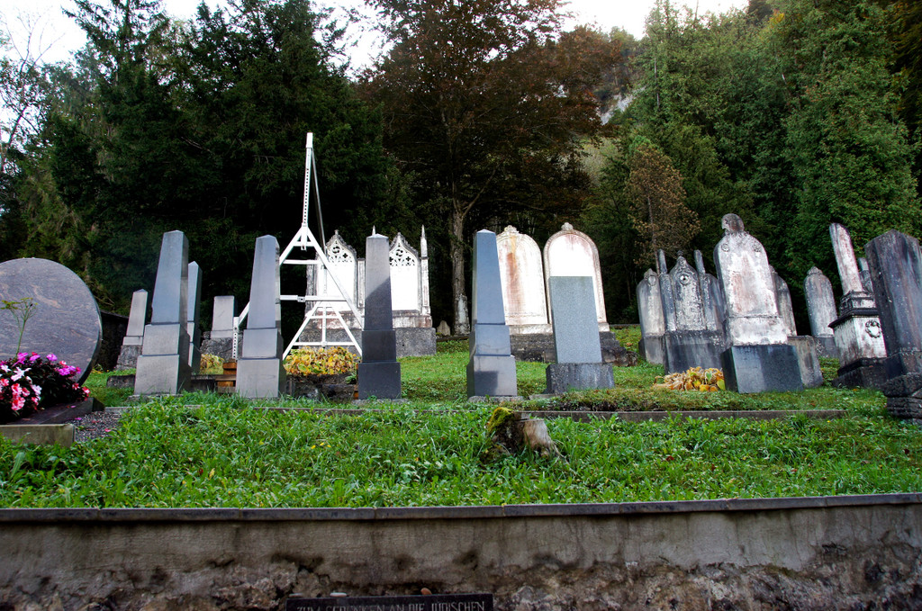 Die Grabsteine bed__rfen dringend einer Restaurierung.JPG