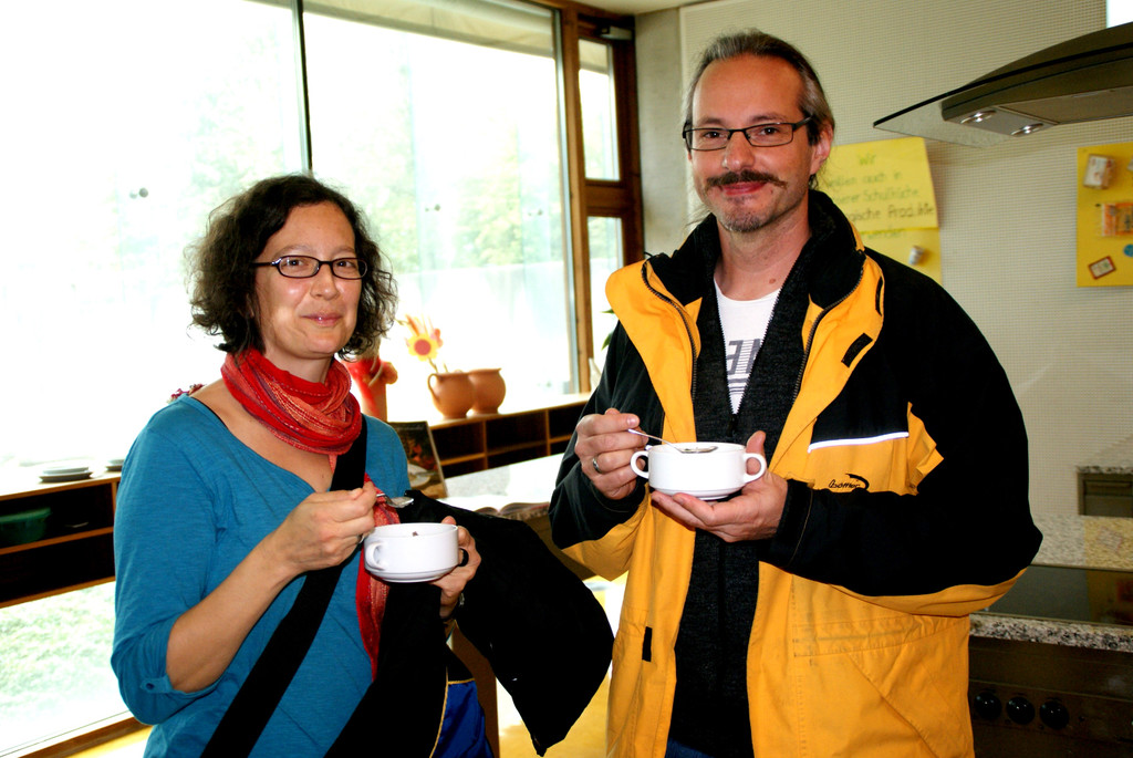 Christine und J__rgen genossen die Mostsuppe.JPG