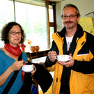 Christine und J__rgen genossen die Mostsuppe.JPG