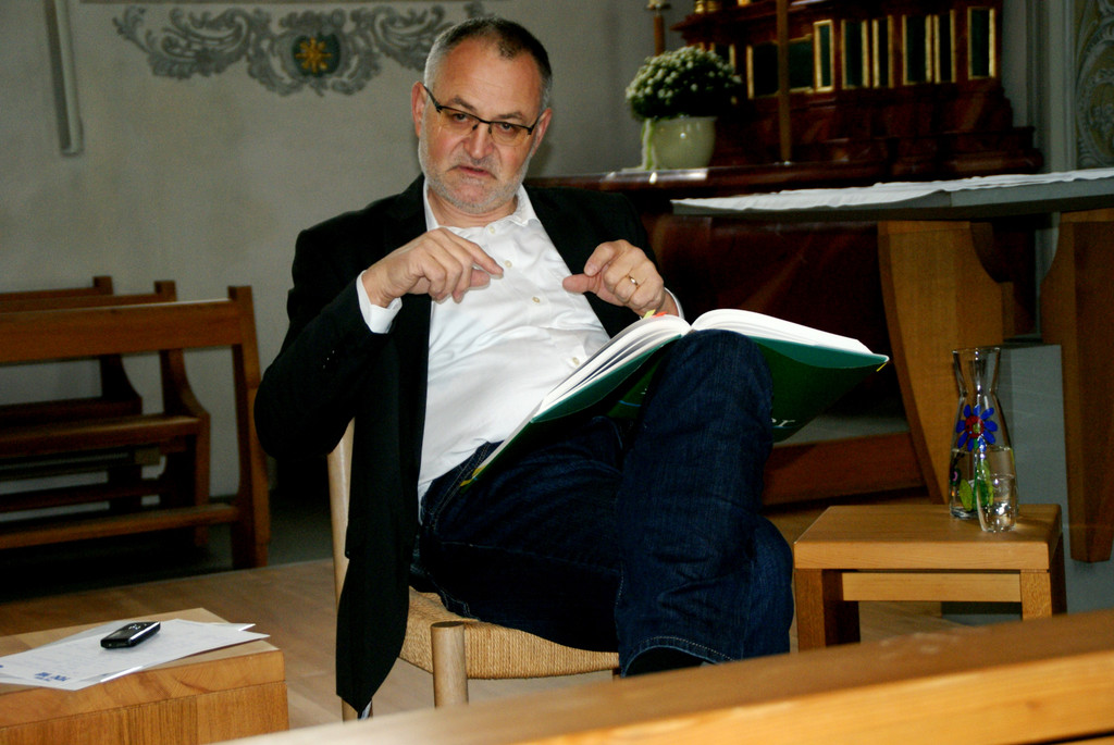 Diskussion in der Kirche mit Rainer G__gele.JPG