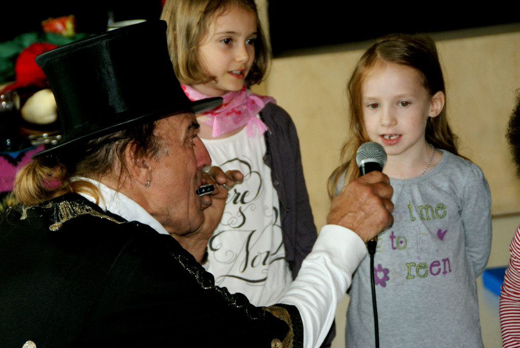 Edi 2000 brachte die Kinder zum Singen.JPG
