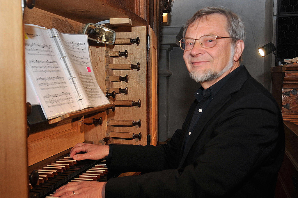 Prof__Bernhard_Marx_an_der_Berg__ntzle-Orgel.jpg