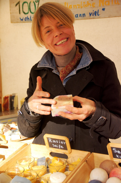 Alke Huber mit veganen Seifen.JPG