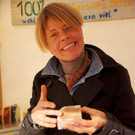 Alke Huber mit veganen Seifen.JPG