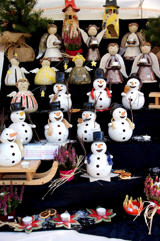 Die Schneem__nner und Engel k__nden vom nahenden Winter.JPG