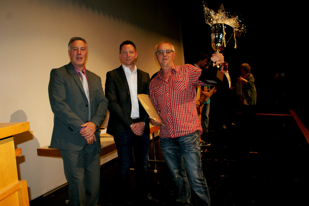 Manfred Lais_ Thomas Tschemernjak und Christian Kurz _Obmann Wolfurt_ mit dem Wanderpokal.JPG