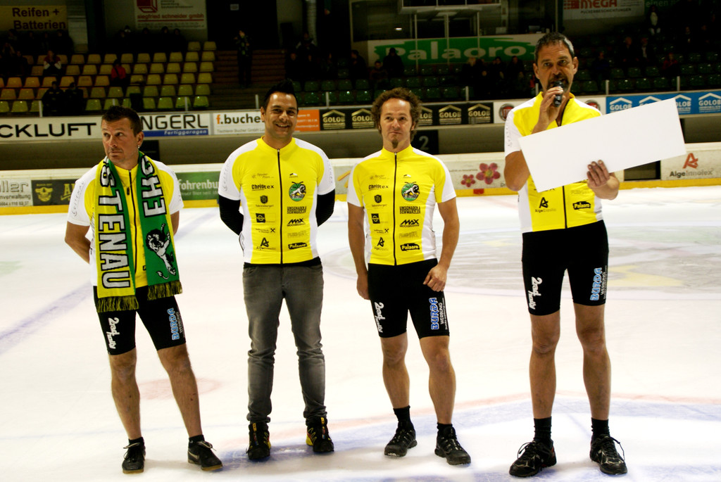Die Radler-Truppe zeigte stolz den Scheck.JPG