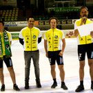 Die Radler-Truppe zeigte stolz den Scheck.JPG