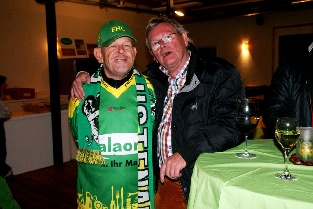 Gerry und Hans_ treue Fans des EHC.JPG