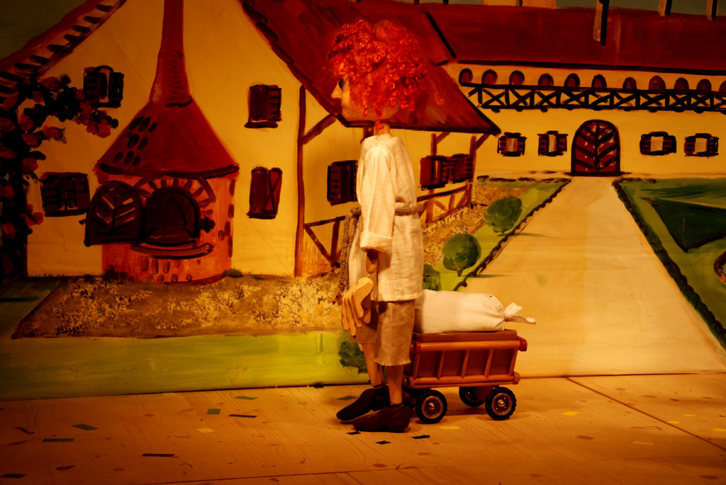 Auch das B__hnenbild wird vom Verein selbst hergestellt.JPG