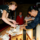 Volle Konzentration beim Ziehen der F__den.JPG