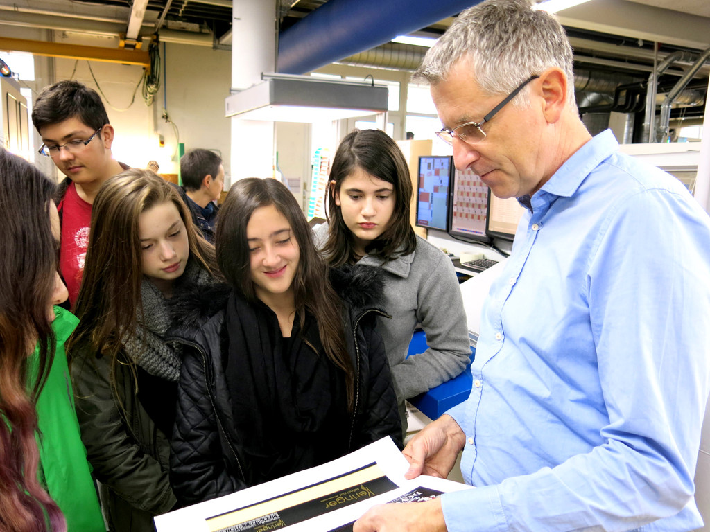 Die Sch__ler lie__en sich ausgiebig informieren.jpg