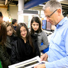 Die Sch__ler lie__en sich ausgiebig informieren.jpg