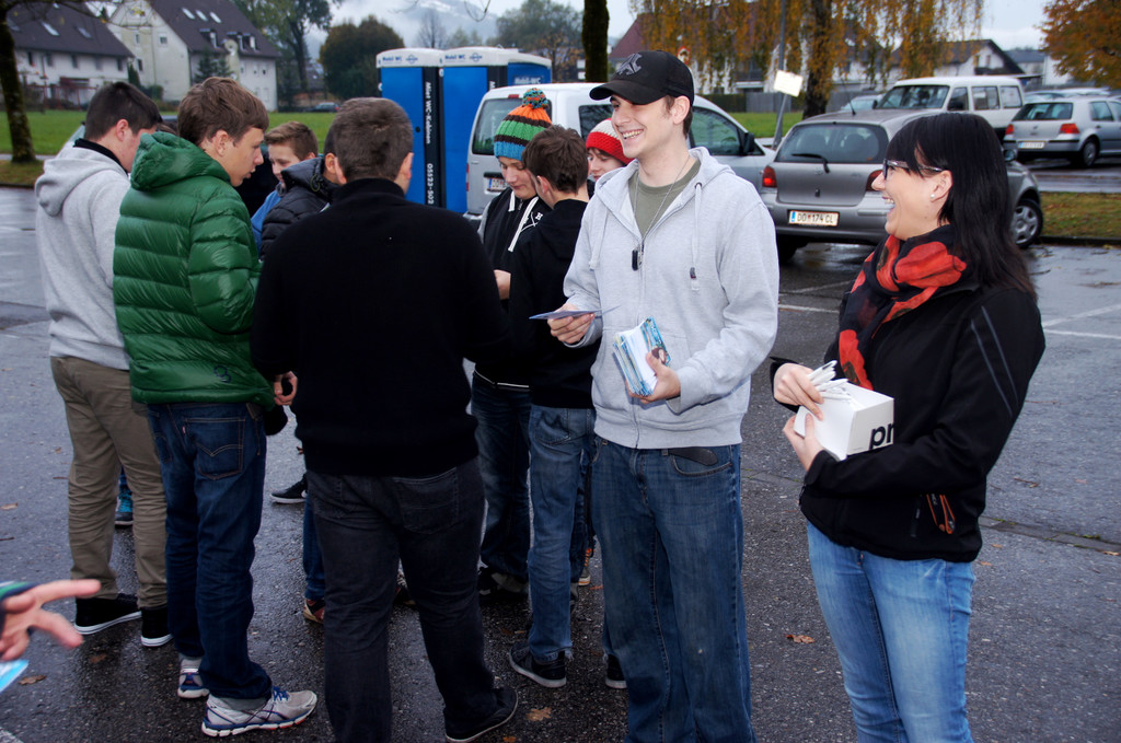 Die zuk__nftigen Lehrlinge brechen zu den Firmen auf.JPG