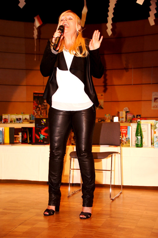 Christine Nachbauer sorgte f__r den musikalischen Rahmen.JPG