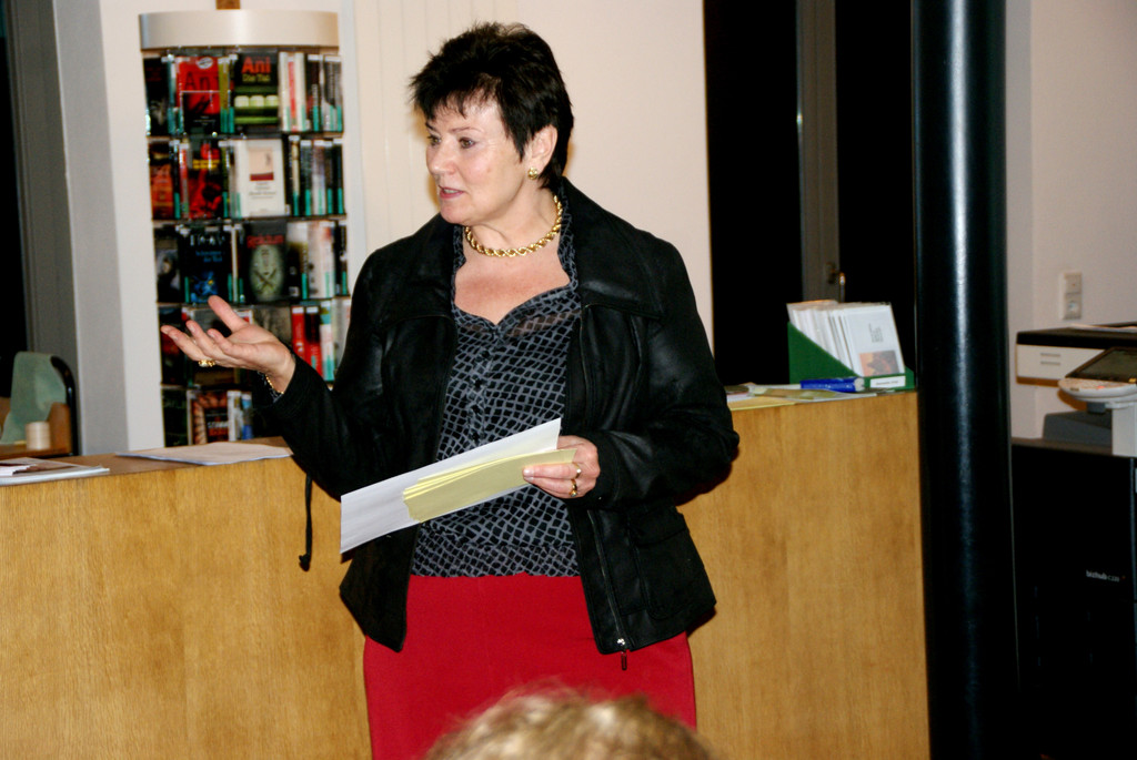 # Titelbild _01_Prof_ Gertrud Leimser im Gespr__ch __ber die Literatur im 1_ Weltkrieg.JPG