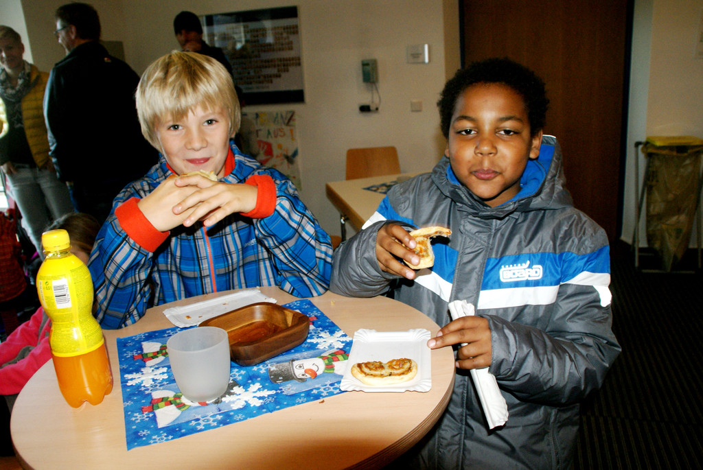 Jakob und Tobias genie__en den Kuchen danach.JPG