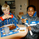 Jakob und Tobias genie__en den Kuchen danach.JPG