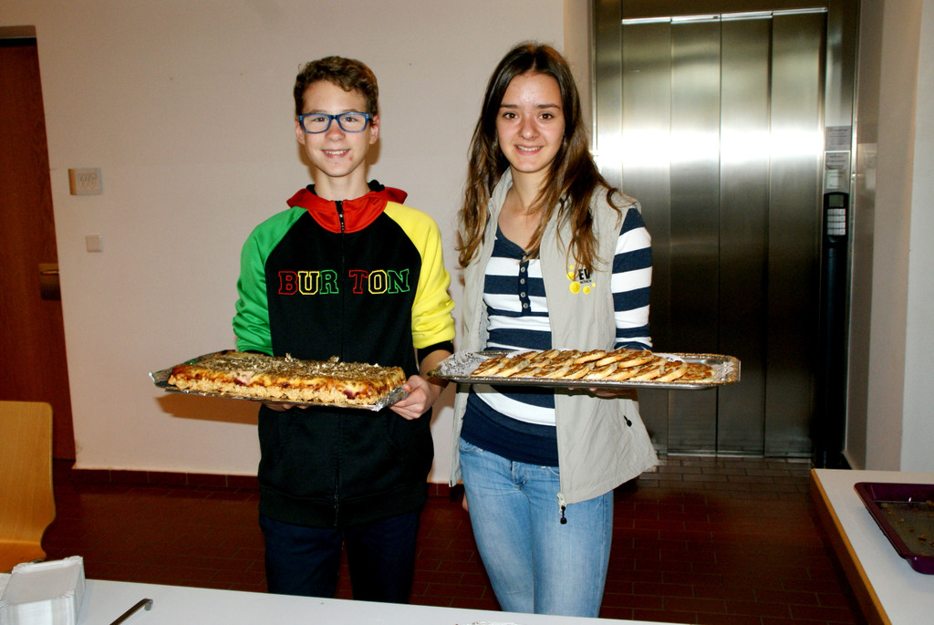 Josua und Tabea sorgten f__rs leibliche Wohl.JPG