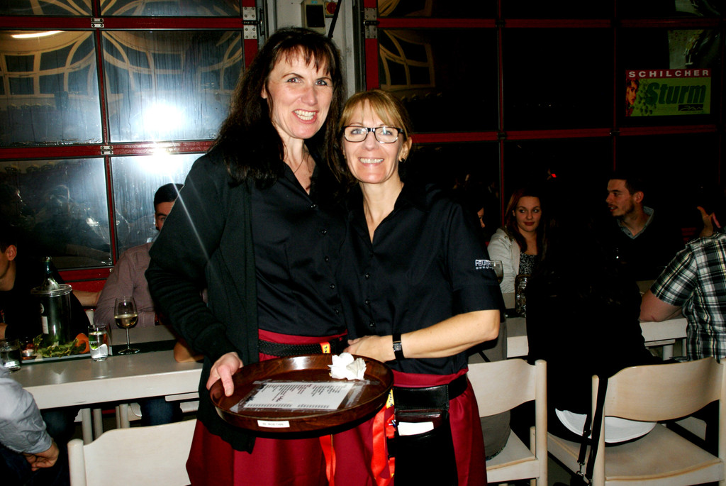 Gaby und Claudia hatten alle H__nde voll zu tun.JPG