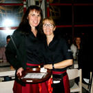 Gaby und Claudia hatten alle H__nde voll zu tun.JPG