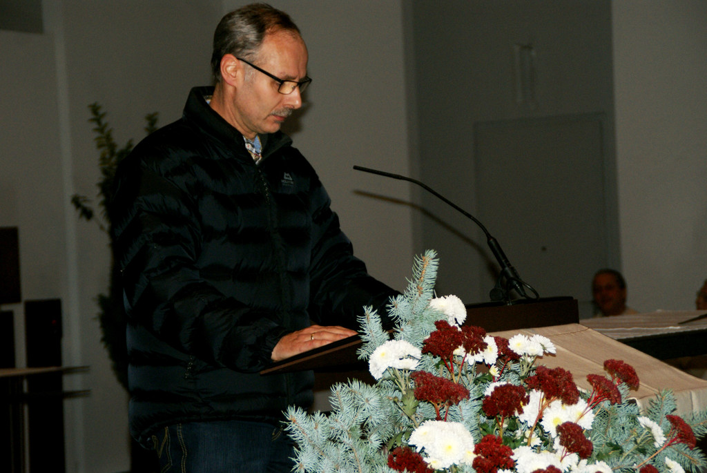 Helmut Wanner_ Pastorialassistent in Hasenfeld_ las die Geschichte des Hl_ Martin.JPG