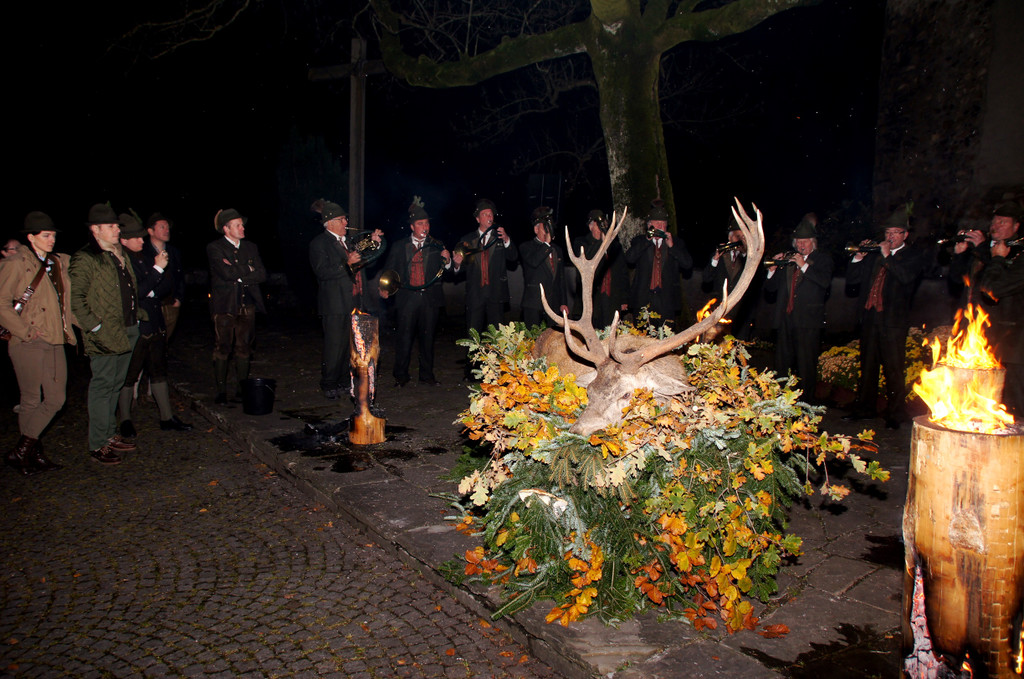 Mit dem Jagdhornsignal Hirsch tot_ beendeten die Jagdhornbl__ser die Zeremonie.JPG