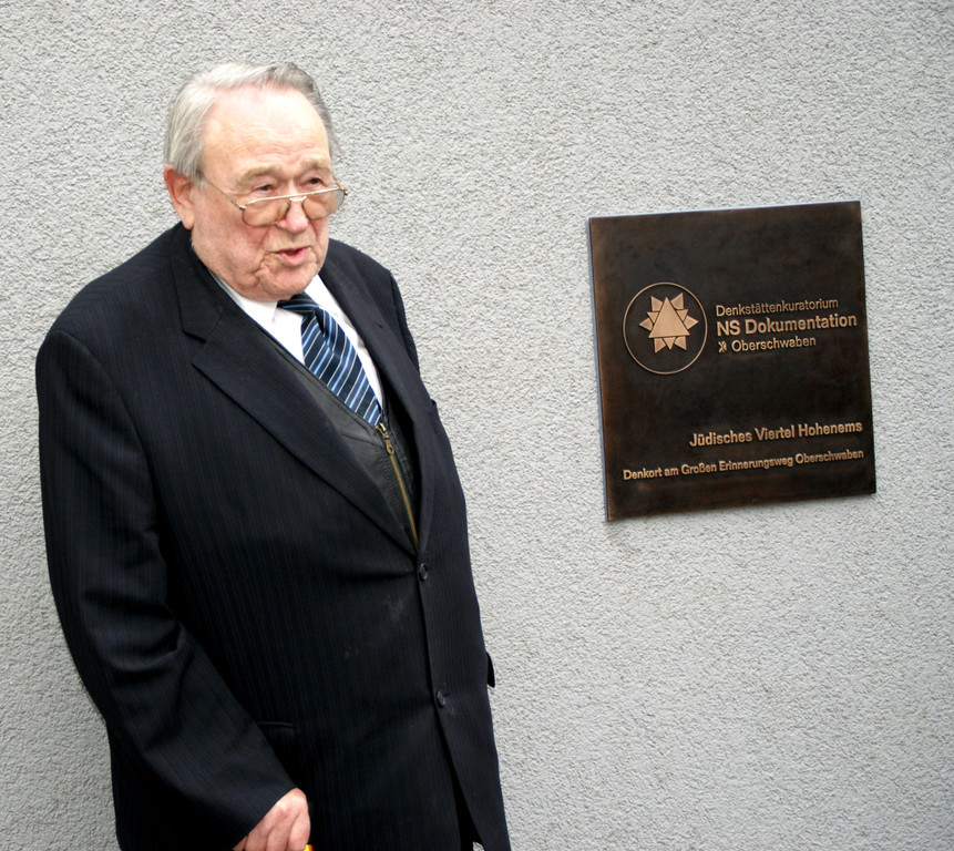 Wolfgang Marcus erkl__rte den G__sten_ wie der Davidstern und die wei__e Rose eingearbeitet sind.JPG