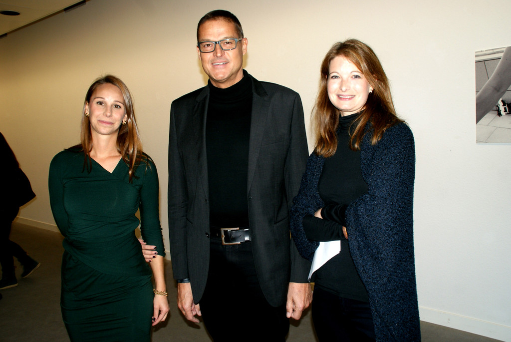 LR Christian Bernhard mit den Kuratorinnen.JPG