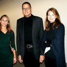 LR Christian Bernhard mit den Kuratorinnen.JPG