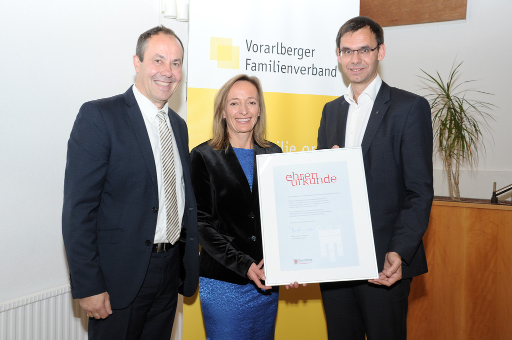 bergabe Ehrenurkunde an Obmann Prenn und GF Kramer.jpg