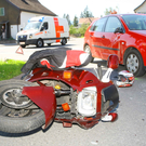 Zwischenwasser: Motorrad kollidiert mit Pkw